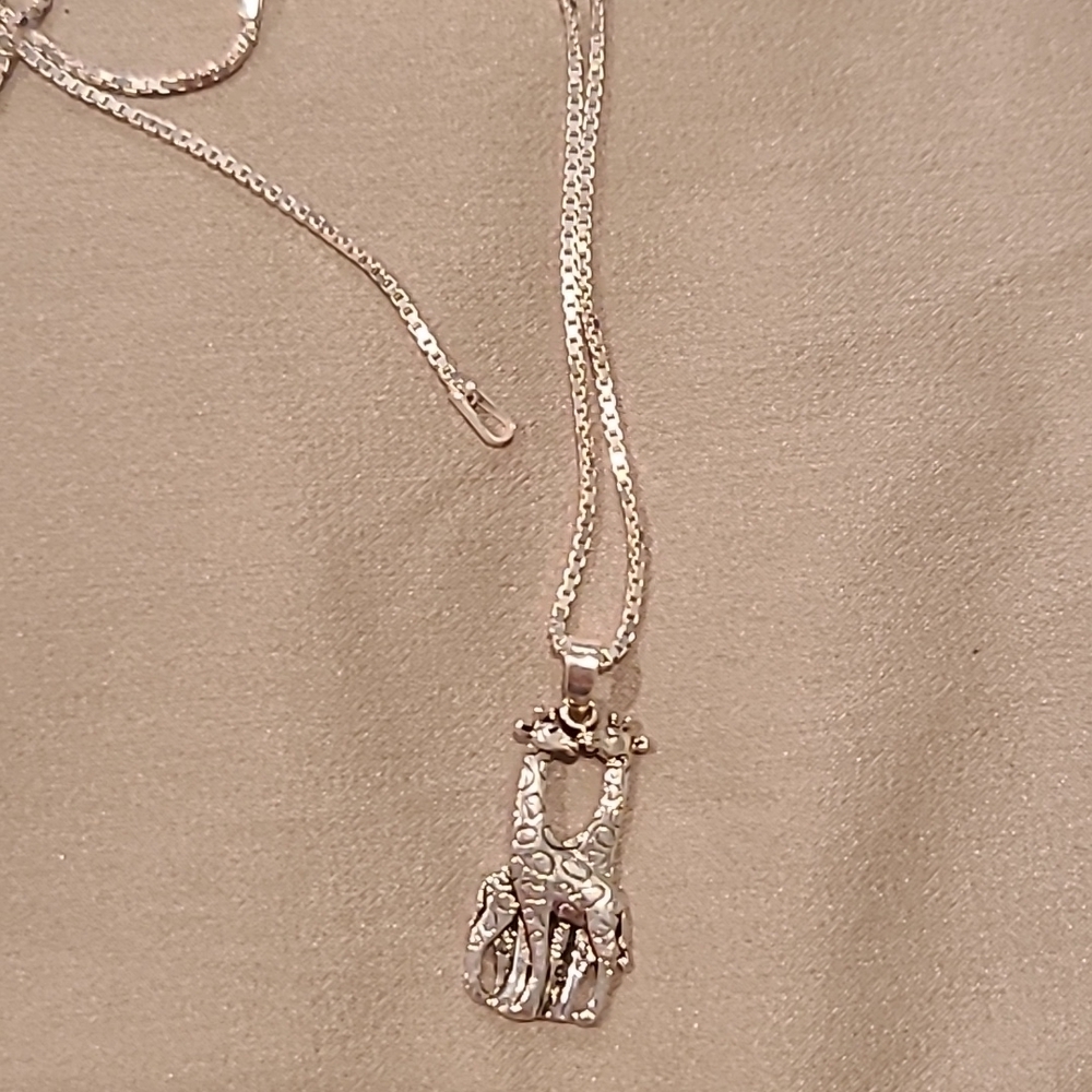 Kissing giraffes necklace sterling silver - Picture 4 of 4